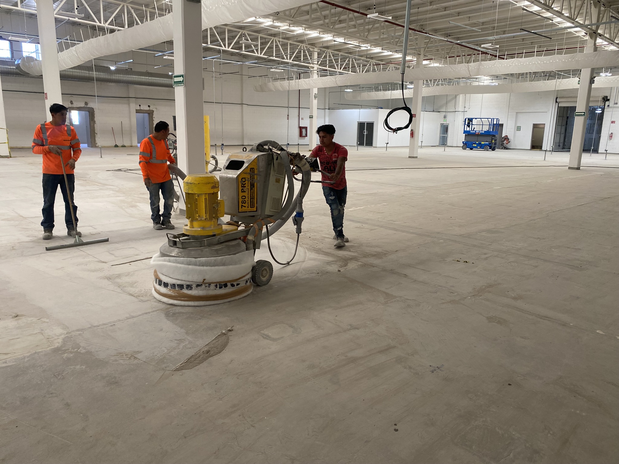 Pulido y densificación de concreto en planta industrial, 2500 metros cuadrados