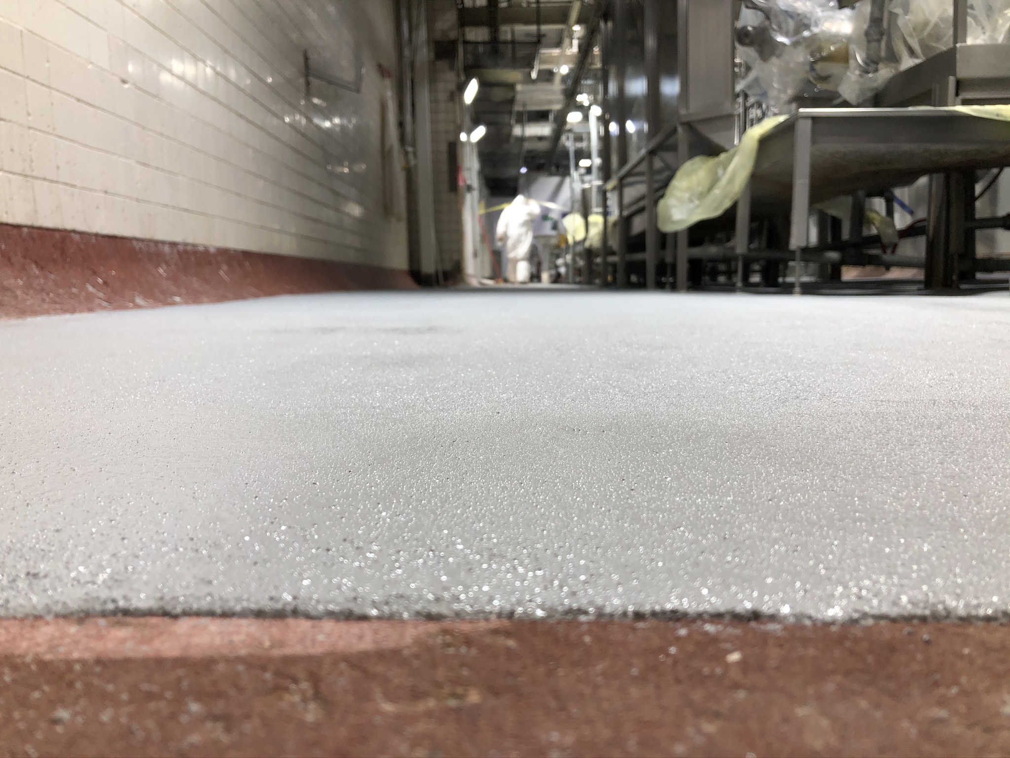 Piso de uretano cementicio terminado en planta de alimentos